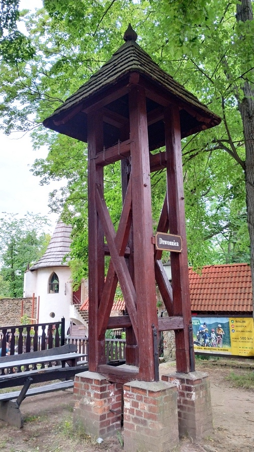 Dzwonnica a w głębi wieża na dziadzińcu zamku dolnego na Zamku Grodno
