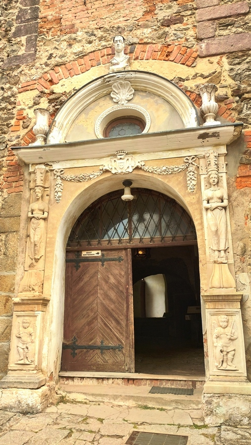 Zamek Grodno - Portal wejścia na zamek górny