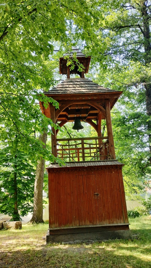 Zwierzyniec - Dzwonnica przed Kościołem na Wodzie