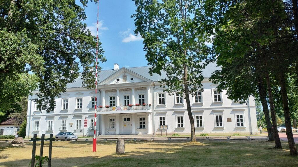 Budynek zarządu Ordynacji Zamojskiej. Obecnie szkoła w Zwierzyńcu