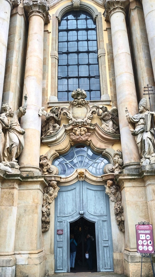 Zdobienia nad wejściem do bazyliki w Krzeszowie
