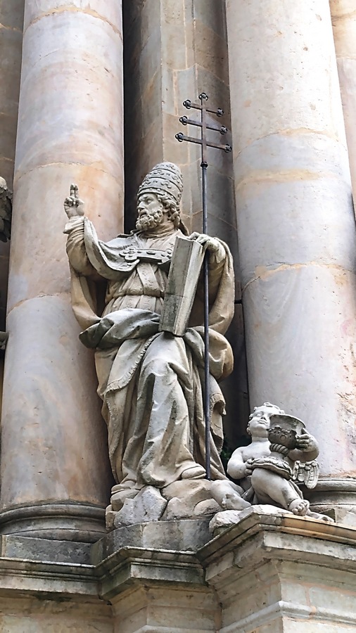 Krzeszów - Rzeźbione figury oraz filary zdobią front bazyliki