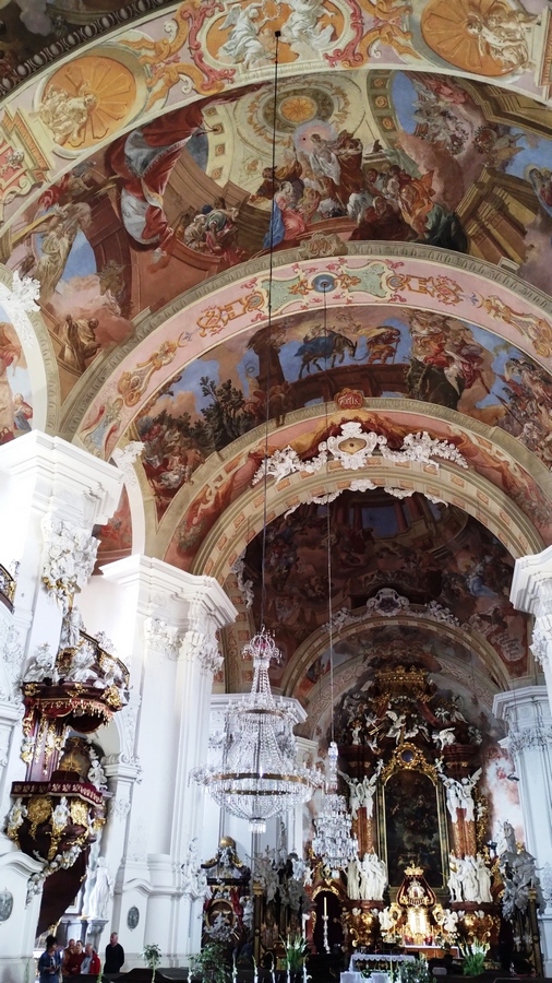 Krzeszów - Ołtarz główny, freski i ambona w bazylice