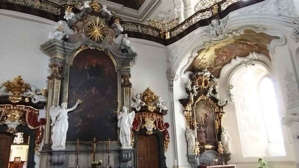 Wnętrze bazyliki w Krzeszowie
