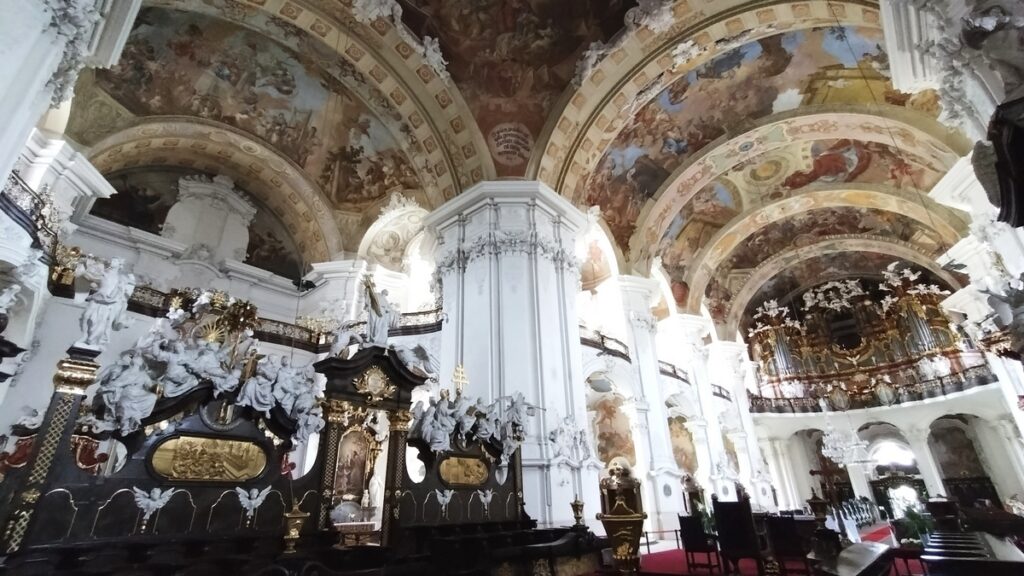 Wnętrze bazyliki w Krzeszowie. Patrzymy w stronę organów.