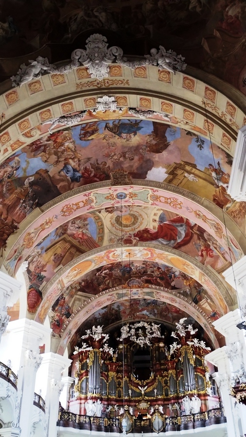 Krzeszów - Organy oraz freski suficie bazyliki
