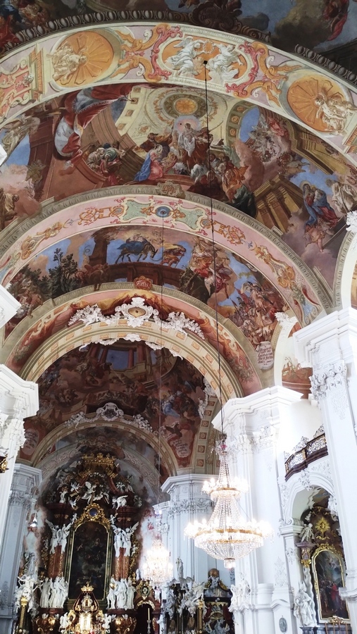 Freski na suficie oraz ołtarz główny w krzeszowskiej bazylice