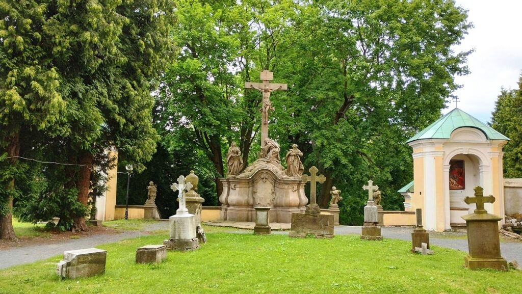 Krzeszów - Górna część cmentarza przed Mauzoleum Piastów