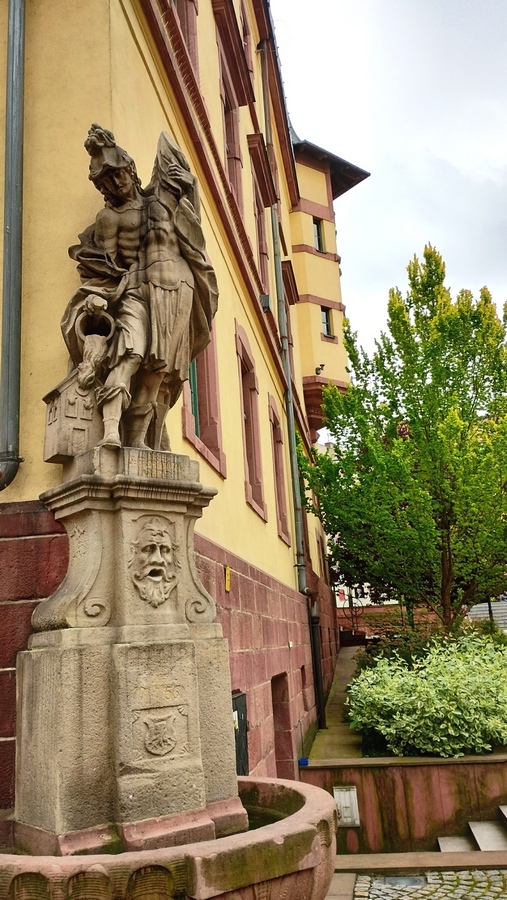 Nowa Ruda - Święty Florian w narożniku ratusza - fontanna