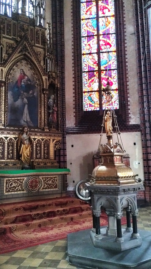 Nowa Ruda - Zabytkowa chrzcielnica w kościele św. Mikołaja