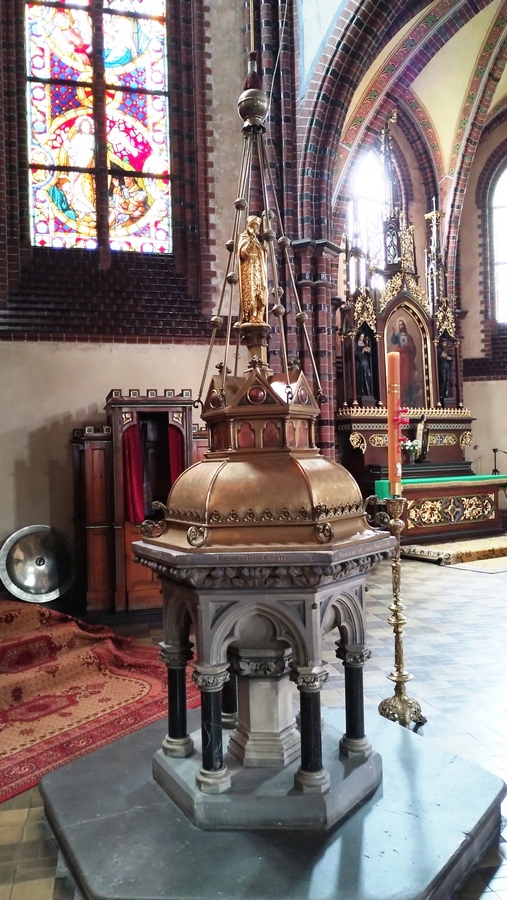Nowa Ruda - Zabytkowa chrzcielnica w kościele św. Mikołaja