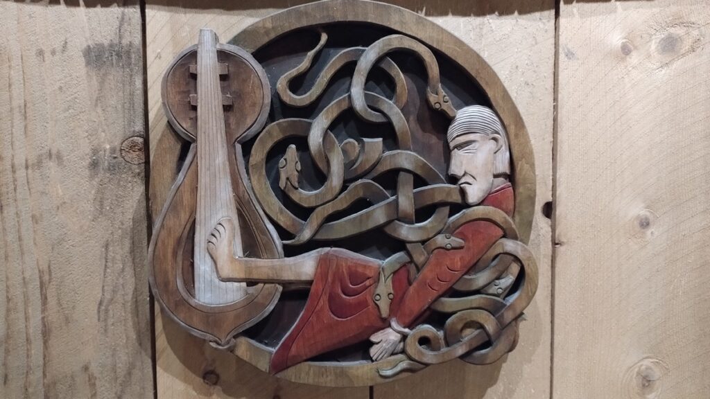 Skandynawia - ciekawostki - nordycka rzeźba wikinga owitego wężami