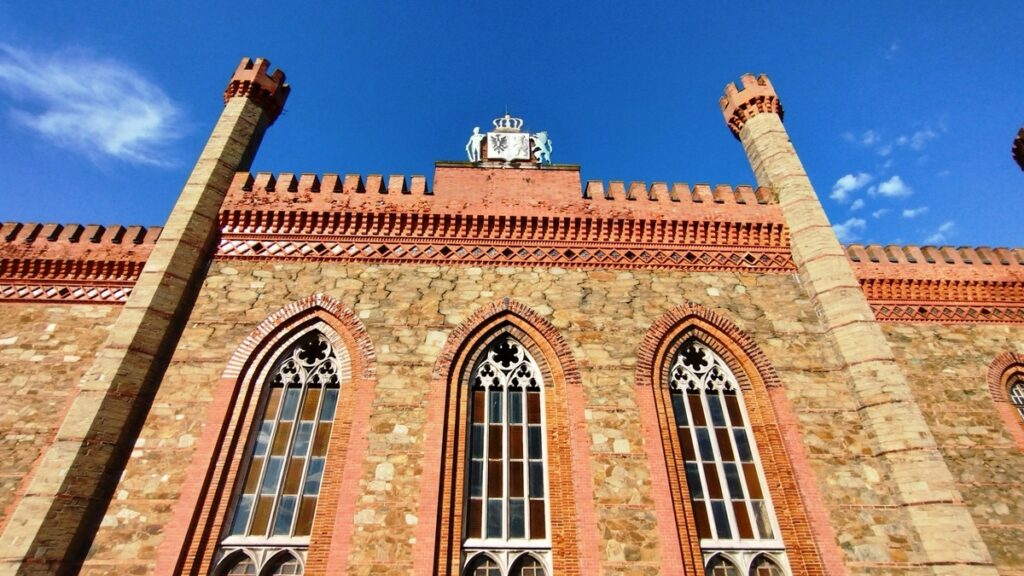 Wieżyczki po obu stronach kartusza herbowego w pałacu Marianny Orańskiej