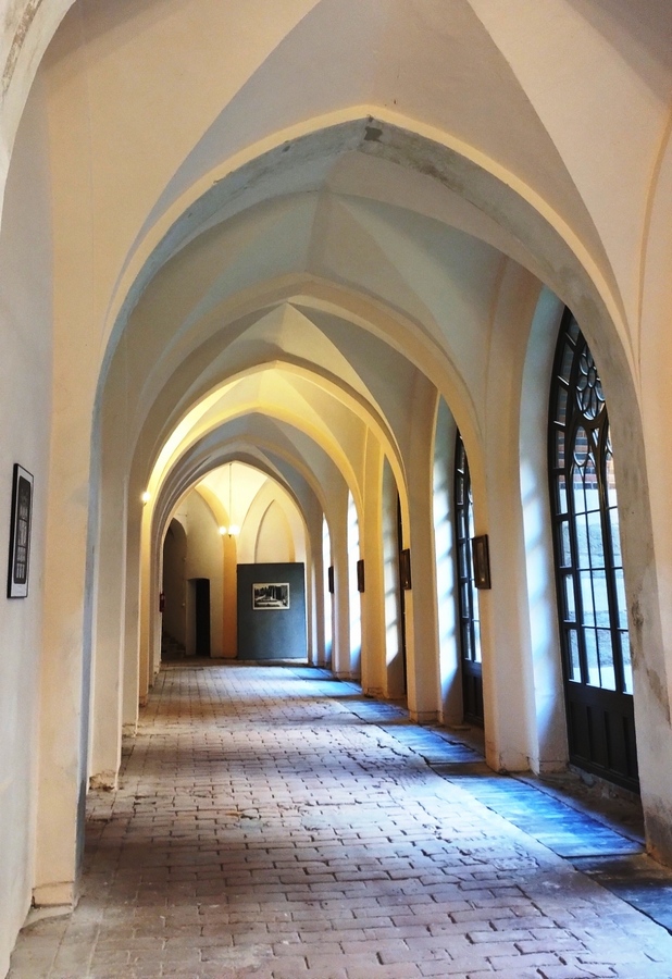 Takie korytarze otaczają patio w pałacu Marianny Orańskiej