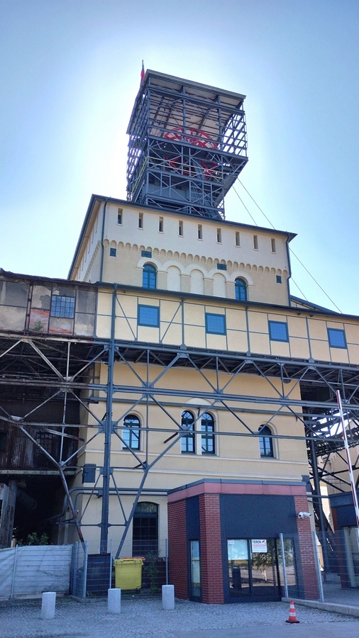 Stara Kopalnia w Wałbrzychu - Basztowe wieże wyciągowe na terenie kopalni