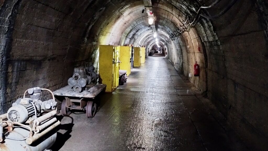 Urządzenia wykorzystywane przez górników na trasie turystycznej w Starej Kopalni - Wałbrzych