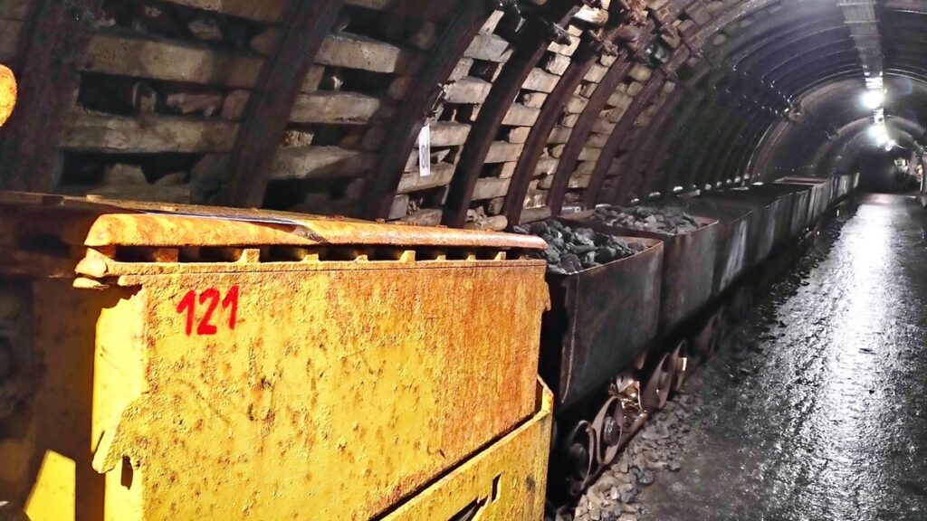 Urządzenia wykorzystywane przez górników na trasie turystycznej w Starej Kopalni - Wałbrzych