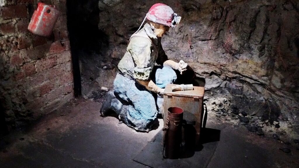 Stara Kopalnia w Wałbrzychu - Ciężka praca górnika pracującego pod ziemią