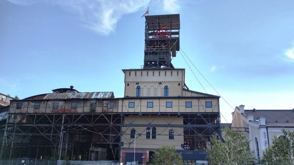Wieża wyciągowa na terenie starej kopalni w Wałbrzychu
