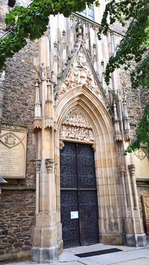 Wejścia do bazyliki ze zdobnymi portalami w Strzegomiu