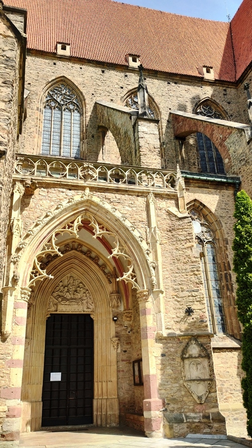 Wejścia do bazyliki ze zdobnymi portalami w Strzegomiu