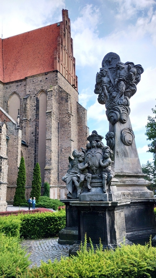 Strzegom - Kolumna Świętej Trójcy przed bazyliką