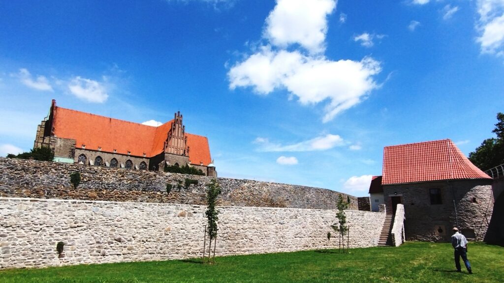 Strzegom - Mury miejskie i basteja a w głębi mury bazyliki