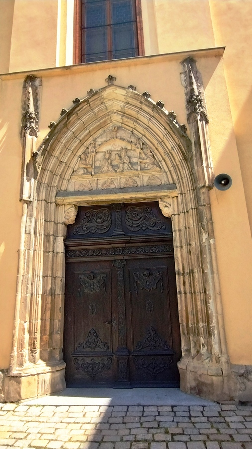 Wejście do Kościoła Najświętszego Zbawiciela Świata i Matki Bożej Szkaplecznej ze zdobnym portalem w Strzegomiu