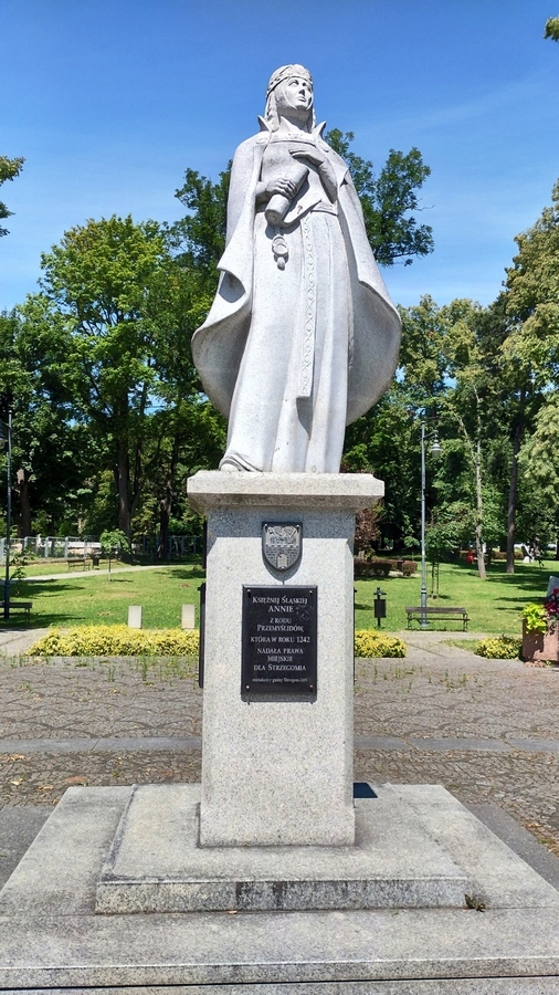 Strzegom - Pomnik Księżnej Anny