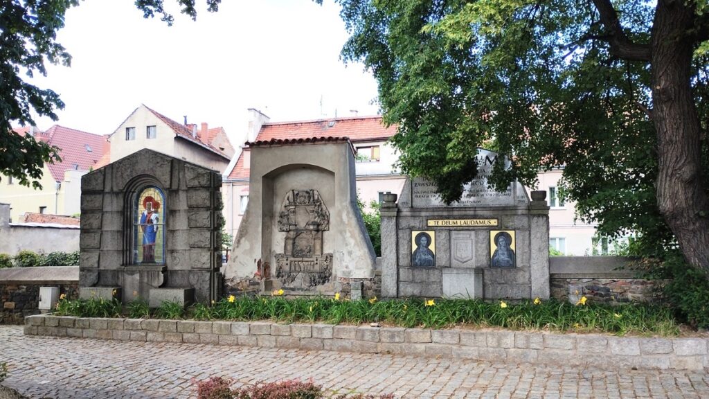 Pomniki na terenie bazyliki w Strzegomiu