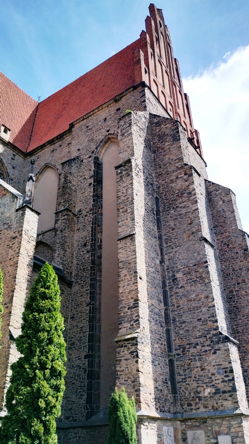 Strzegom - Zewnętrzne mury bazyliki